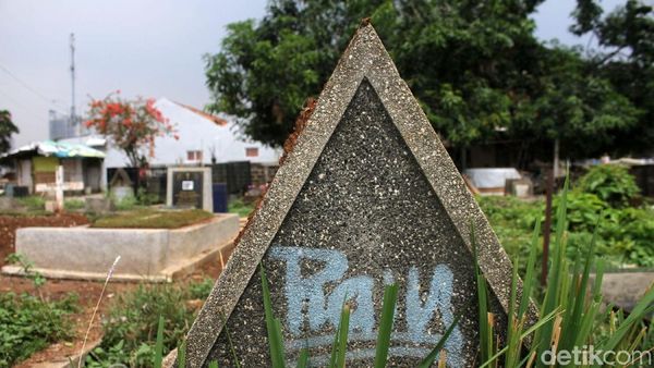 Penampakan Makam Tak Terawat di TPU Menteng Pulo