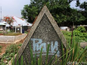 Penampakan Makam Tak Terawat di TPU Menteng Pulo