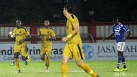 Kerja keras Bhayangkara FC untuk membobol gawang Persib baru berhasil di menit ke-89. Tembakan Adam Alis yang berhasil ditepis I Made menghadirkan sebuah kemelut. Bola rebound disambar oleh Herman Dzumafo, namun bisa diblok oleh Bojan Malisic dengan perutnua. Dzumafo kembali menyambar bola rebound dan sukses merobek gawang Persib.