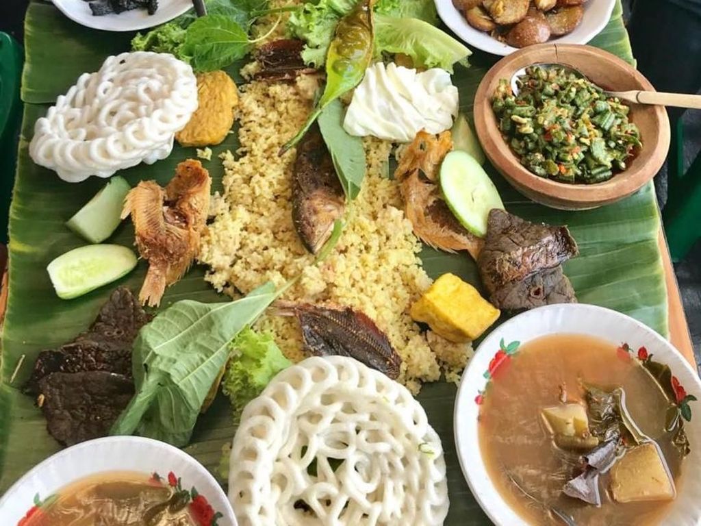 Seru-seruan Ngariung Makan Nasi Liwet di 5 Tempat Ini Seru-seruan Ngariung Makan Nasi Liwet di 5 Tempat Ini