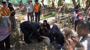 Foto: Haru di Pemakaman Syachrul yang Gugur saat Cari Lion Air