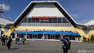 Melihat Riuhnya Bandara di Pulau Eksotis Maluku