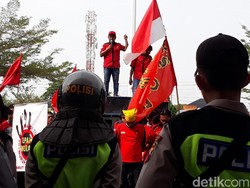 Buruh Datangi Pabrik-pabrik di Brebes Demo Tuntut UMK Naik 100%