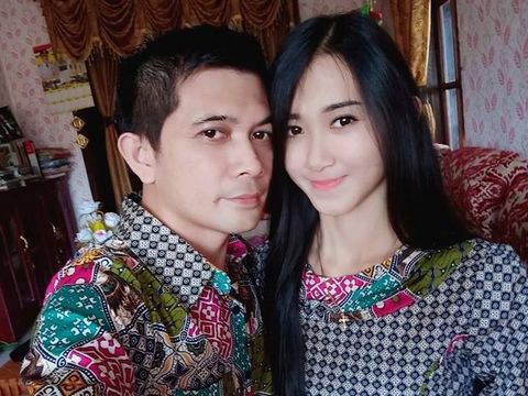 Erwin Pangaila dan istrinya, Vinda, yang adalah mantan muridnya saat SMP. 