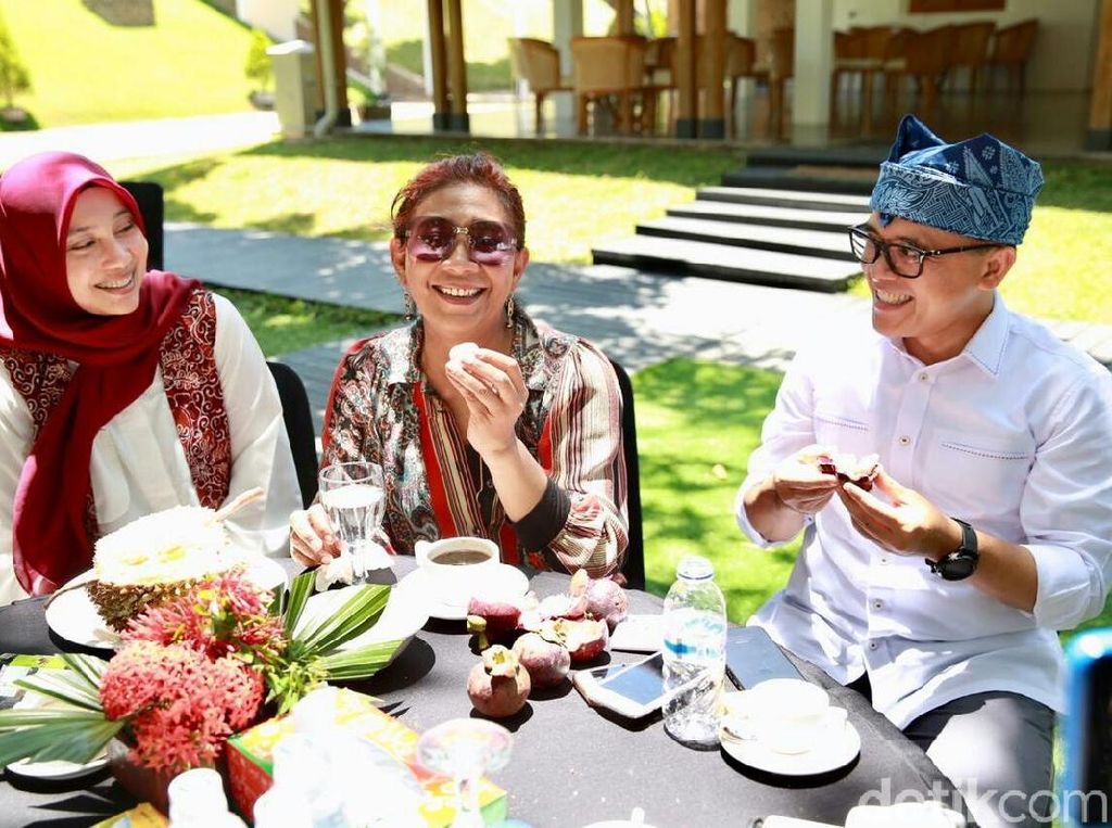 Nikmati Durian Pelangi Banyuwangi, Begini Respon Menteri Susi Nikmati Durian Pelangi Banyuwangi, Begini Respon Menteri Susi