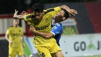 Bhayangkara FC mendapat keuntungan di menit ke-52. Oh Inkyun diganjar kartu kuning kedua setelah terlibat konfreontasi dengan Wahyu Subo Seto. Unggul jumlah pemain membuat Bhayangkara lebih leluasa menekan.