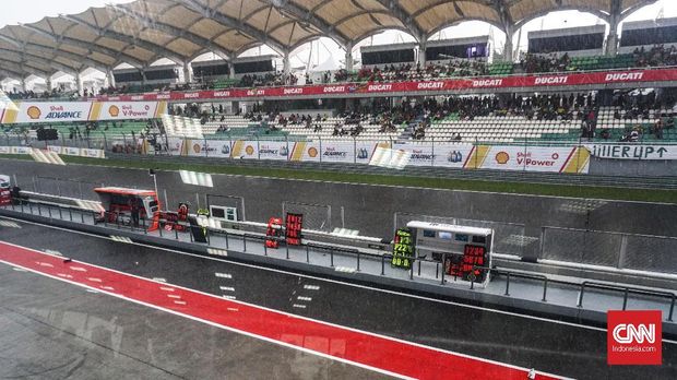Kualifikasi MotoGP Malaysia sempat tertunda karena hujan deras di Sirkuit Internasional Sepang. (