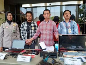 Komplotan Sopir Grab Fiktif Ditangkap Polrestabes Surabaya Komplotan Sopir Grab Fiktif Ditangkap Polrestabes Surabaya
