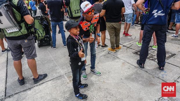 Komentator cilik Rivaldy Elvans jadi incaran foto bareng para penggemar MotoGP asal Indonesia. (