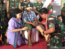 Bakti Sosial di Lombok, Panglima Berikan Kaki Palsu ke Warga