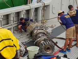Tim SAR Berhasil Angkat Turbin Pesawat Lion Air PK-LQP