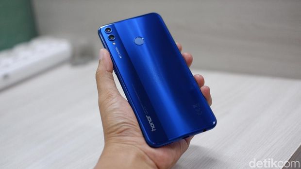 Cerita Pemuda yang Jatuh Cinta Pandangan Pertama Pada Honor 8X