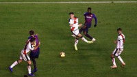 Ousmane Dembele melepaskan tendangan yang berbuah gol ke gawang Rayo Vallecano di menit ke-87. Reuters/Javier Barbancho.