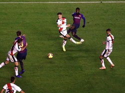 Ousmane Dembele melepaskan tendangan yang berbuah gol ke gawang Rayo Vallecano di menit ke-87. Reuters/Javier Barbancho.