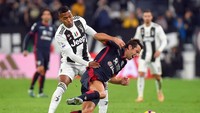Alex Sandro berusaha menghentikan serangan Darijo Srna. (Massimo Pinca/Reuters).