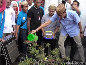 Tiba di Gorontalo, Sandiaga Ziarah ke Makam Kakek Tiba di Gorontalo, Sandiaga Ziarah ke Makam Kakek