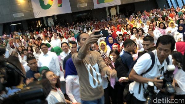 Gaya Jokowi Pakai Kaus 01 Hadiri Deklarasi Dukungan Caleg Perempuan