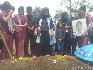 Ibunda Pingsan Saat Endang Pramugari Lion PK-LQP Dimakamkan