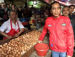 Jokowi Naik Motor ke Pasar, Prabowo Disambut di Makam Mbah Priuk