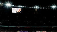Sebelum kickoff, Arsenal dan Liverpool mengheningkan cipta untuk mengenang tewasnya pemilik Leicester City Vichai Srivaddhanaprabha dalam tragedi helikopter pekan lalu. (Matthew Childs/Reuters)