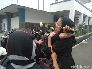 Tangis Kerabat Pretty Asmara Pecah saat Tiba di Rumah Sakit