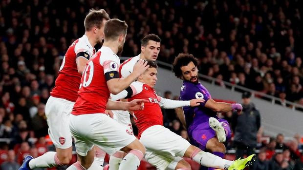 Mohamed Salah dikerubungi empat pemain Arsenal dalam laga di Stadion Emirates, Sabtu (3/11).