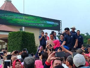 Senam Bersama di Tangerang, Jokowi Jadi Incaran Foto Emak-emak Senam Bersama di Tangerang, Jokowi Jadi Incaran Foto Emak-emak