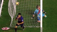Dalam pertandingan ini, Luis Suarez dua kali membobol gawang Rayo Vallecano. Dua gol itu dicetak di menit ke-11 dan 90. Reuters/Javier Barbancho.