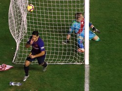 Dalam pertandingan ini, Luis Suarez dua kali membobol gawang Rayo Vallecano. Dua gol itu dicetak di menit ke-11 dan 90. Reuters/Javier Barbancho.