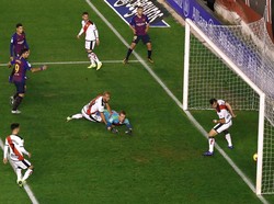 Luis Suarez membobol gawang Rayo Vallecano. Reuters/Javier Barbancho.
