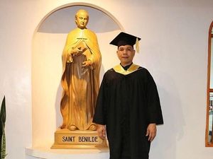 Kisah Inspiratif Perjuangan Pesuruh yang Berhasil Raih Gelar Sarjana Kisah Inspiratif Perjuangan Pesuruh yang Berhasil Raih Gelar Sarjana