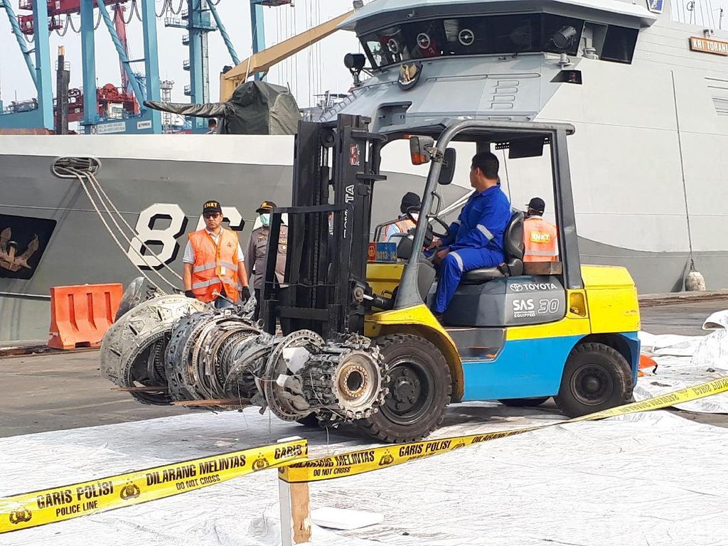 KNKT Pindahkan Turbin dan Roda Pesawat Lion Air dari Dermaga JICT KNKT Pindahkan Turbin dan Roda Pesawat Lion Air dari Dermaga JICT