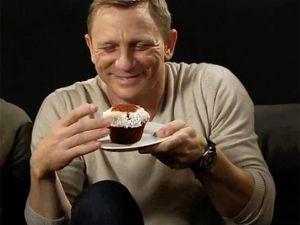 Aksi Daniel Craig, James Bond yang Suka Cupcake dan Keripik