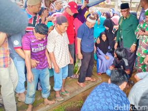 Orang Tua Korban Lion Air PK-LQP Pingsan saat Antar Jenazah Anaknya