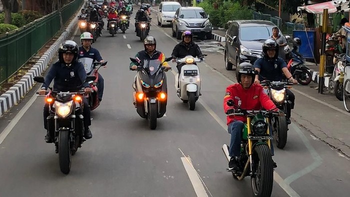 Jokowi naik motor ke pasar (jordan/detikcom)