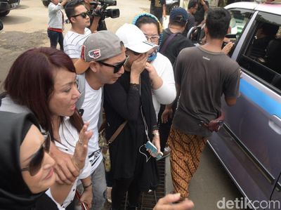 Suasana Duka di RS Pengayoman atas Meninggalnya Pretty Asmara