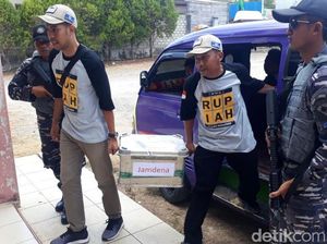 Suasana Penukaran Uang di Pulau Terluar Maluku