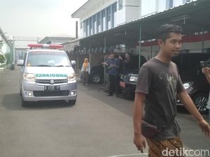 Malam Ini Jenazah Pretty Asmara Dibawa ke Kota Kelahiran Malam Ini Jenazah Pretty Asmara Dibawa ke Kota Kelahiran