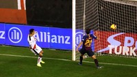 Barcelona kembali kecolongan di menit ke-57. Alvaro Garcia menyambar bola liar usai sundulan Raul de Tomas mengenai tiang gawang. Reuters/Javier Barbancho.