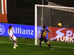Barcelona kembali kecolongan di menit ke-57. Alvaro Garcia menyambar bola liar usai sundulan Raul de Tomas mengenai tiang gawang. Reuters/Javier Barbancho.