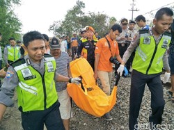 Penjaga Makam Disambar KA Malioboro Ekspres Saat Bawa Ini