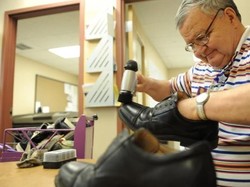 Cerita Penyemir Sepatu 30 Tahun Kumpulkan Uang untuk Anak-anak Sakit