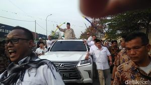 Potret Prabowo Sapa Warga dan Gendong Anak di Haul Mbah Priuk