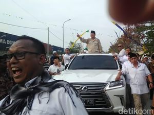 Potret Prabowo Sapa Warga dan Gendong Anak di Haul Mbah Priuk Potret Prabowo Sapa Warga dan Gendong Anak di Haul Mbah Priuk