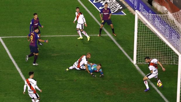 Luis Suarez membuka keunggulan bagi Barcelona.