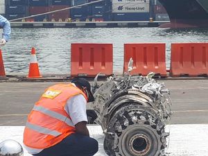 KNKT Periksa Bangkai Turbin Pesawat Lion Air di Dermaga JICT 2