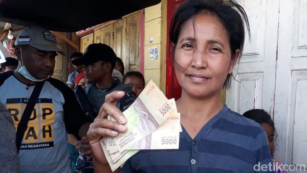 Ramai-ramai Tukar Uang Lecek di Pulau Terpencil di Maluku