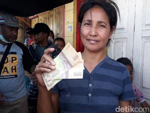 Ramai-ramai Tukar Uang Lecek di Pulau Terpencil di Maluku
