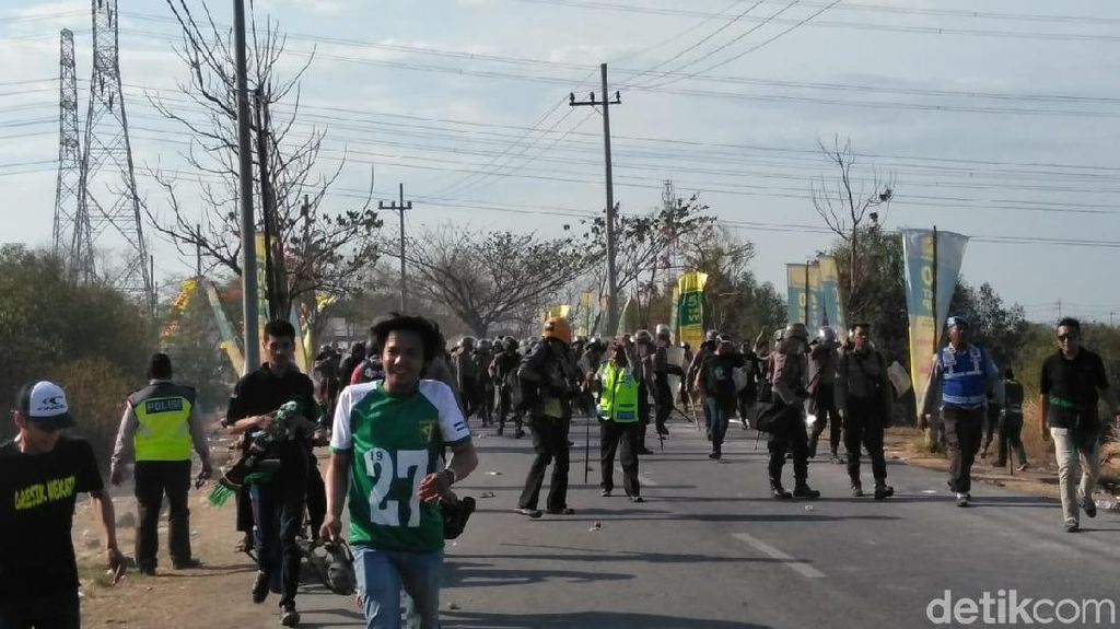 Suporter Tak Bertiket Berbuat Onar di Laga Persebaya Vs Persija Suporter Tak Bertiket Berbuat Onar di Laga Persebaya Vs Persija