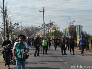 Laga Persebaya vs Persija, Polisi Pukul Mundur Suporter Tak Bertiket